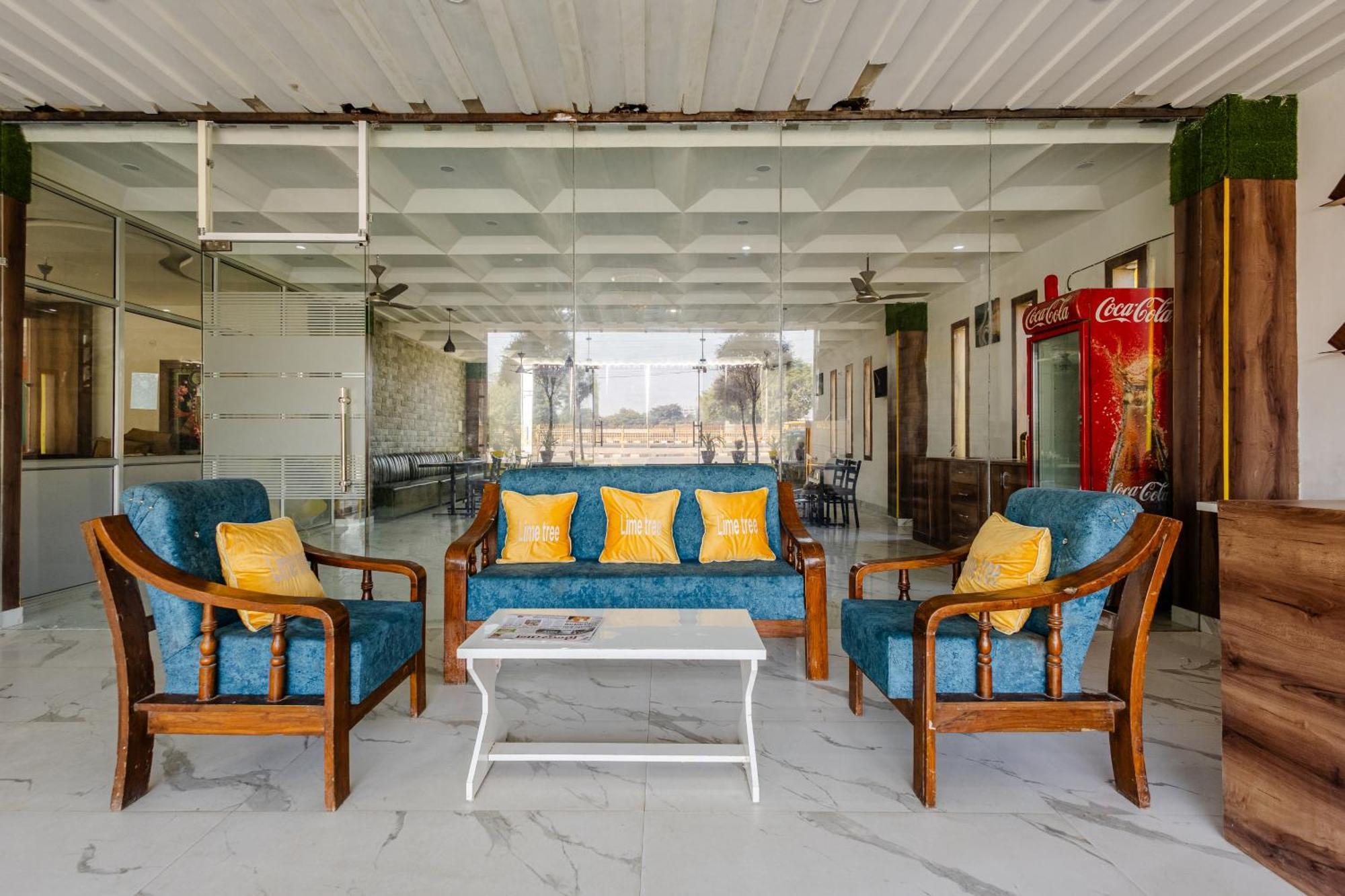 Lime Tree Hotel And Banquet Vrindāvan Exteriör bild