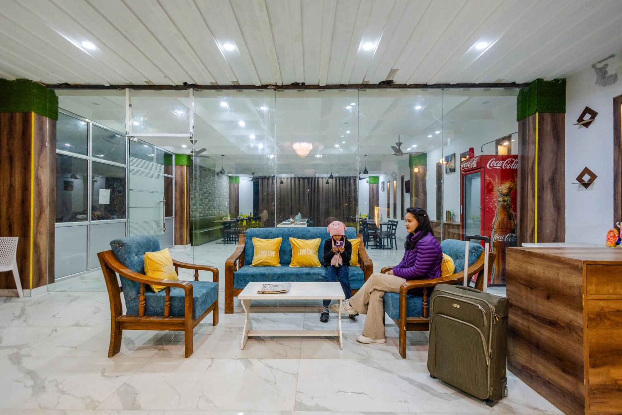 Lime Tree Hotel And Banquet Vrindāvan Exteriör bild