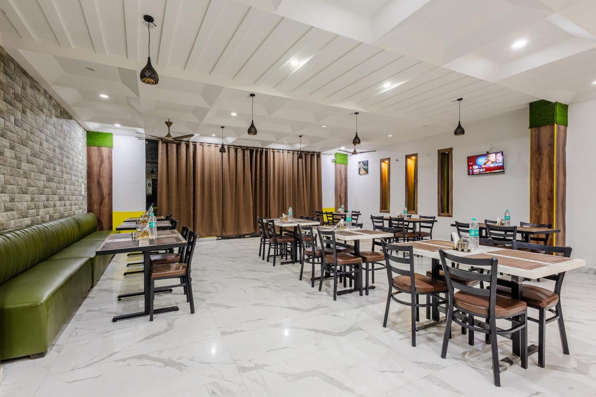 Lime Tree Hotel And Banquet Vrindāvan Exteriör bild
