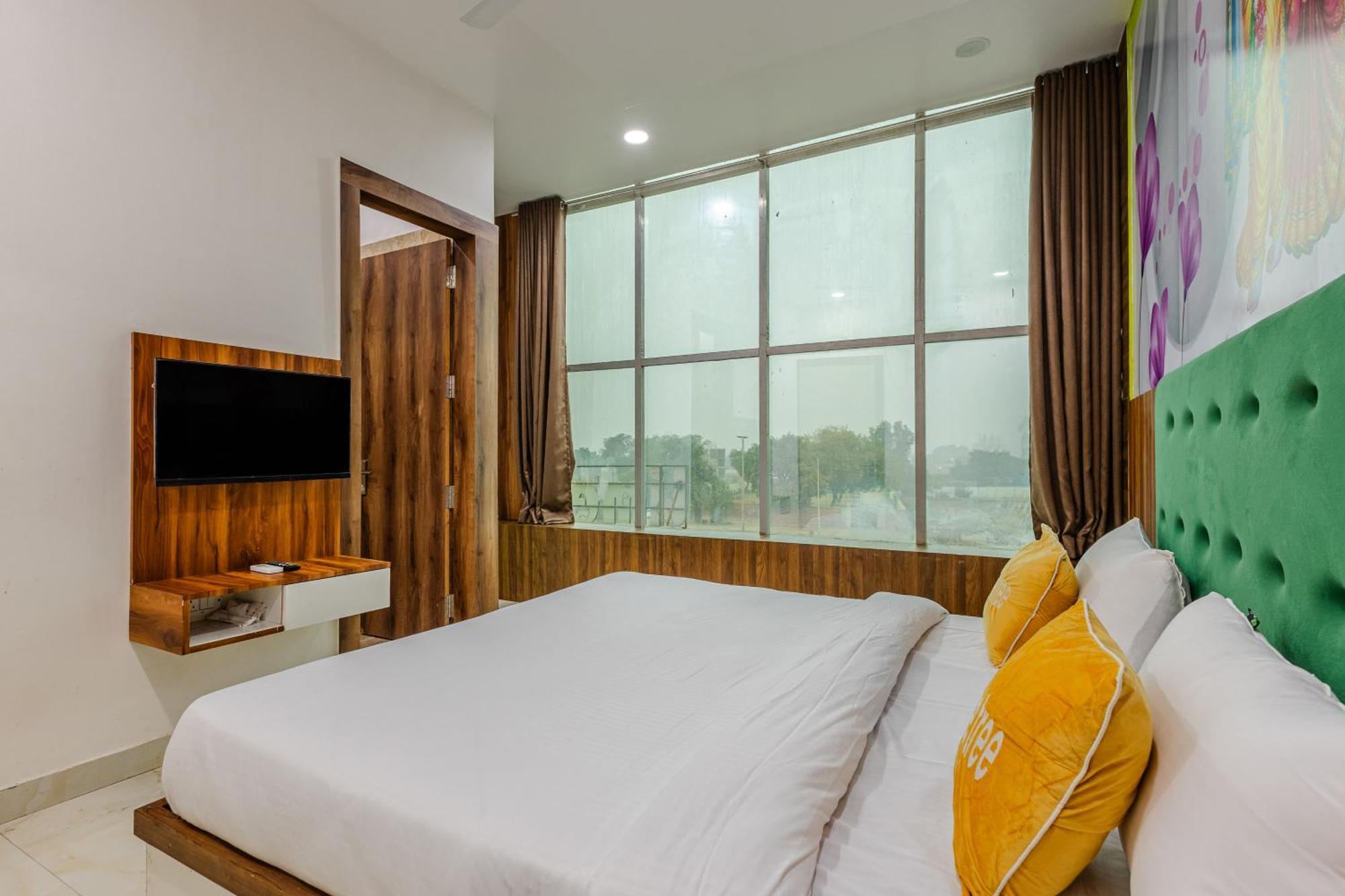 Lime Tree Hotel And Banquet Vrindāvan Exteriör bild