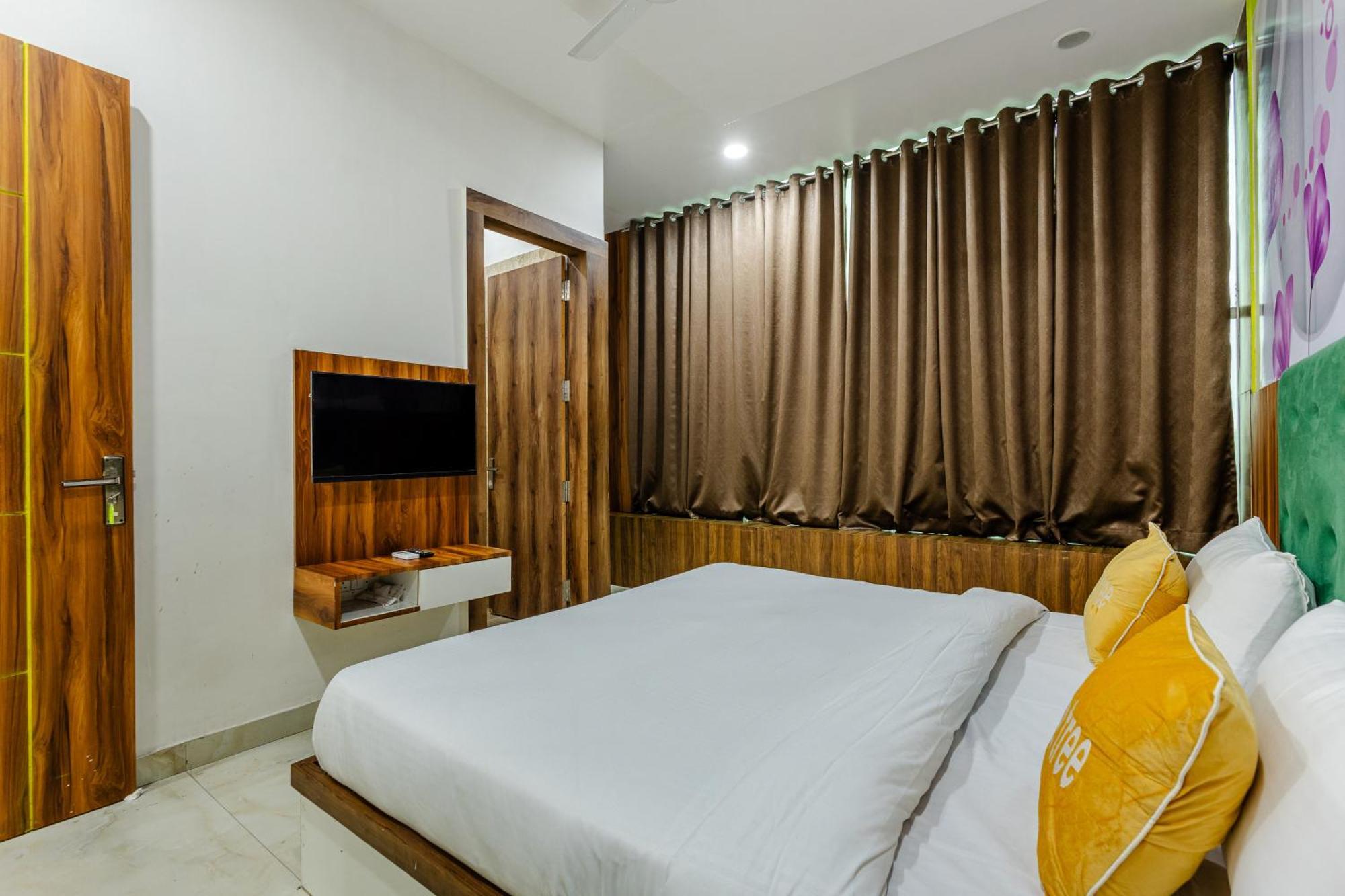 Lime Tree Hotel And Banquet Vrindāvan Exteriör bild